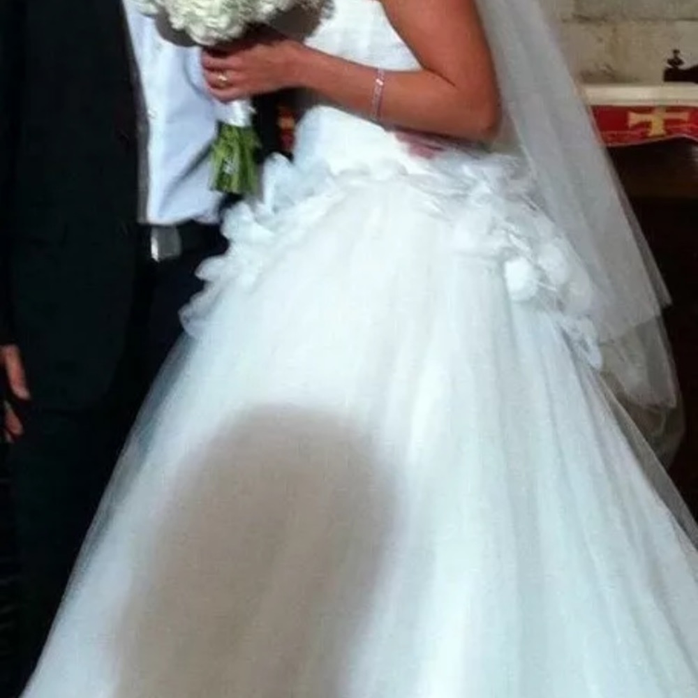 White Vera Wang Wedding Dress size 4 adjusted - Picture 3 of 14